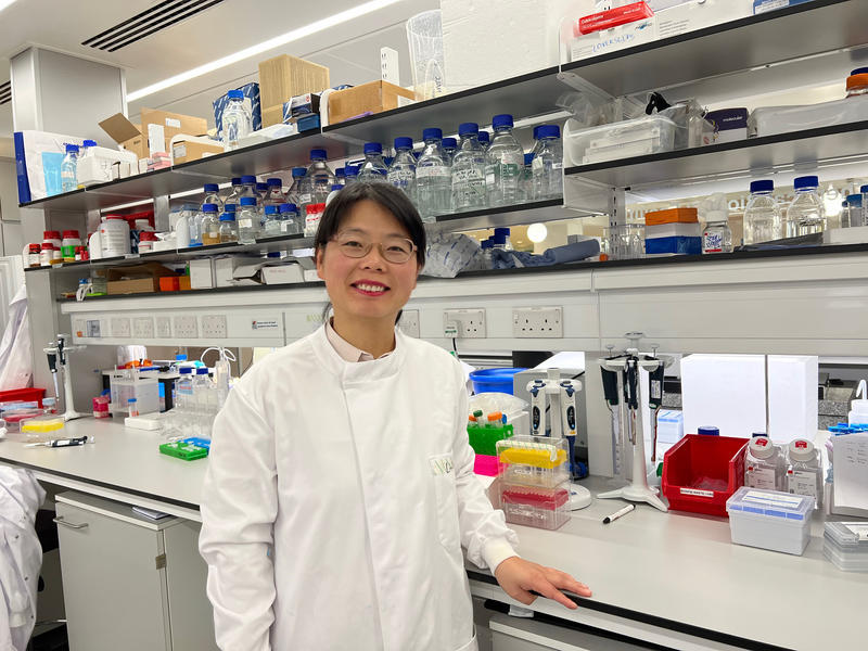 A Photo of Linlin in the lab.